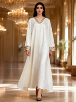 Robe longue ample en satin jacquard à col en V avec broderie dorée et manches évasées pour les occasions de mariage et de banquet