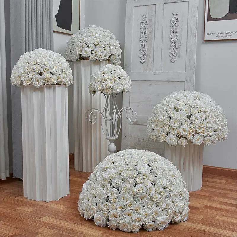 Arrangement de boules de fleurs de mariage, pièces centrales de mariage faites à la main, boules de fleurs de roses artificielles rouges et blanches