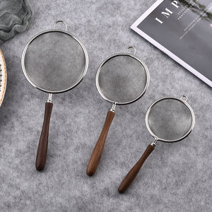 ที่กรองชาแบบพกพาคุณภาพสูง ใช้ซ้ำได้ ทำจากสแตนเลส 304 พร้อมที่กรองกาแฟ ชา แป้ง  ด้ามจับไม้วอลนัท สำหรับใช้ในครัว - Product Image 2