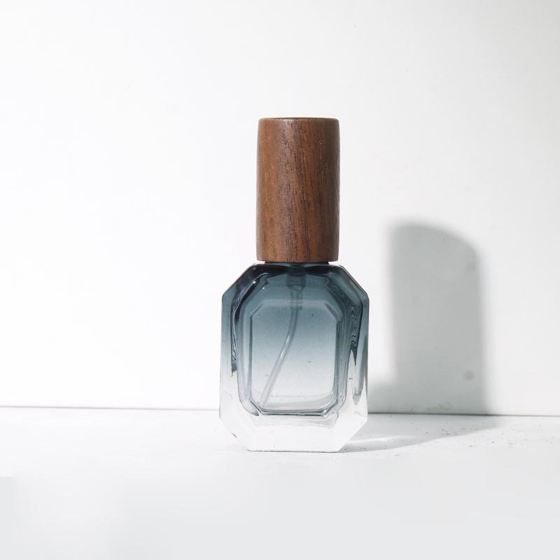 Botella degradada verde oscuro + boquilla plateada + tapa de madera de nogal