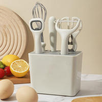 Multifunctionele keuken gadget set: schaar, fruitmes, messen, eiermixer, gepersonaliseerde flesopener voor thuisgebruik.