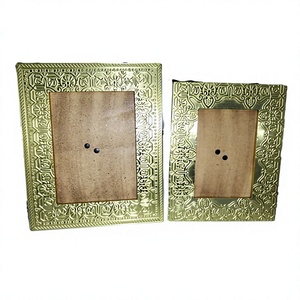 กรอบรูปโลหะทรงสี่เหลี่ยมพร้อมลวดลายนูน ตกแต่งบ้านได้อย่างทนทาน - Product Image 1