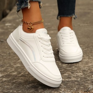 Baskets décontractées blanches grande taille pour femmes - Accent métallique doré, design à lacets, chaussures élégantes pour tous les jours pour les tenues féminines - Product Image 4