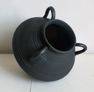 Vaso in terracotta artigianale a tre manici con texture rustica color ruggine. - Product Image 4