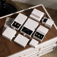 Boîte d'emballage pour bijoux en carton blanc tricotée à la main avec doublure en éponge/EVA, luxe léger, haut de gamme, boîte en deux parties