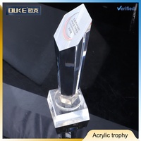 Coupe de trophée imprimée de trophées sportifs de récompenses acryliques de mode claire personnalisée avec le prix de bouclier de base de cube