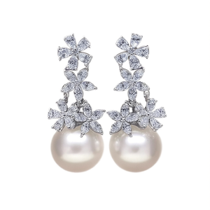 Orecchini Pendenti E3881 in Oro Bianco con Fiore e Perla Coltivata Rotonda AAA, Montatura a Griffe in Oro 18K, Gioielli di Lusso da Donna per Matrimonio - Product Image 1