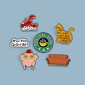 Broche creativo de la serie de TV Americana Friends, broche de Metal de dibujos animados, langosta, en forma de sofá, broche del alfabeto, pines - Product Image 5