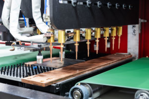 เครื่องเชื่อมจุดอัตโนมัติ YICHANG แบบ CNC ระบบนิวเมติก ความแม่นยำสูง สำหรับการผลิตแผงชั้นวางสินค้า 380V - Product Image 4