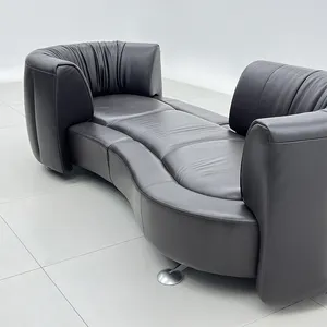 Sofá seccional contemporáneo moderno de 3 asientos Sofá con brazo de riel de cuero negro con patas de madera Juego modular para sala de estar