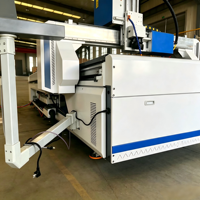 Machine de sablage laser CARE MACHINERY pour le traitement du verre, destinée à la fabrication de portes de douche et de miroirs intelligents