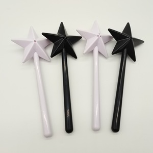 Bâtonnets magiques de sel et de poivre en forme d'étoile, récipients à épices en plastique au design minimaliste, pour la cuisine et les fêtes, qualité alimentaire - Product Image 1
