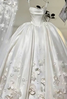 Robe de mariée S0368Y 2026 nouvelle collection, moderne, longue, coupe trapèze, sans bretelles, en satin avec fleurs drapées, dos lacé, antistatique, grandes tailles