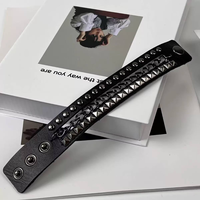 Jam Tangan Pria Quartz Model Kotak dengan Tali Kulit Hitam dan Gelang Punk Berlapis-lapis