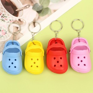 CHENXI Nouvelle Arrivée Accessoires Créatifs Mini Pantoufles Porte-clés Mignon Pendentif PVC Simulation Chaussure à Trous Porte-clés - Product Image 2