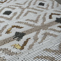 Ubin Dinding Mosaik Logam Emas Marmer Linear Pola Berlian Geometris