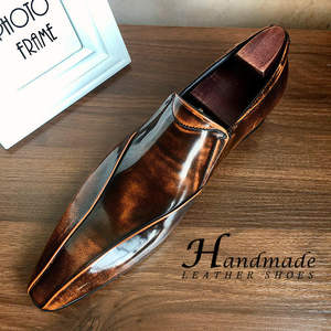 Nouvelles chaussures en cuir tendance à bout pointu pour jeunes hommes. Chaussures tendance en cuir pour créateurs de coiffures. Style une pièce pour costumes - Product Image 3