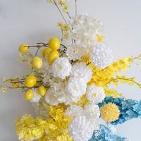 Décoration murale personnalisable en rangée de fleurs artificielles jaunes, bleues et blanches pour l'arrière-plan de la zone d'accueil de mariage et les vitrines de centre commercial