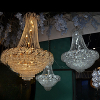 Lustre de luxe en métal de fer de 12 têtes lustre de couronne d'or avec le cristal de perle pour la décoration de plafond de mariage
