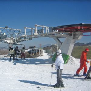 Télésiège avec quatre sièges pour quatre personnes une chaise dans le domaine skiable de la station - Product Image 3