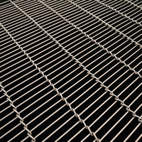 Bande transporteuse en treillis métallique SS304 pour chocolat, structure ouverte pour un refroidissement uniforme, surface antiadhésive facile à nettoyer pour lignes d'enrobage