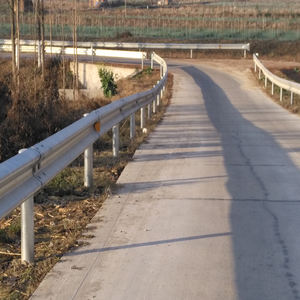 Barriera di sicurezza della carreggiata con trave in acciaio con barriera anti-incidente in acciaio zincato a caldo Guardrail autostradale con dimensioni e colori personalizzati dalla fabbrica - Product Image 4