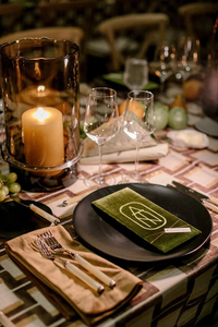 Detalles DE BODA personalizados Tarjeta de menús de cena con monograma de terciopelo de papel impreso para sus invitados Configuración de lugar - Product Image 4