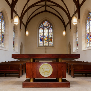 Conjunto de Altar y Atril para Iglesia, Muebles de Iglesia de Madera de Pino Tallados a Mano para Seminarios y Escuelas Teológicas - Product Image 1