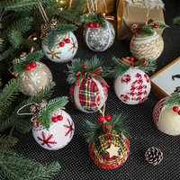 Boules de Noël en tissu à carreaux tricotées avec aiguilles de pin pour la décoration de l'arbre de Noël et de la maison