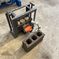 Machine portable manuelle de fabrication de blocs de pavé et de briques autobloquantes avec moteur