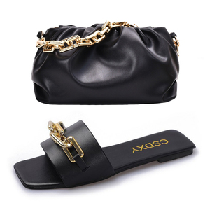 Borsa di alta qualità e borsetta in pelle sintetica e Set di <span class=keywords><strong>sandali</strong></span> a catena scarpe piatte e Set di borse abbinate per le donne di lusso - Product Image 1