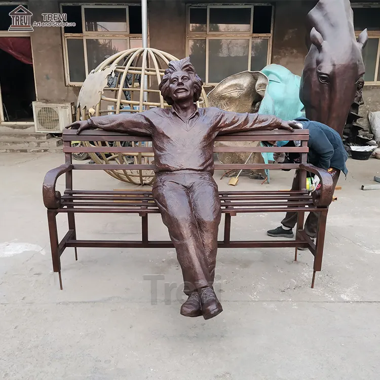 Açık sokak dekorasyonu yaşam boyutu heykel bronz Albert Einstein sandalye tezgah heykeli satışa