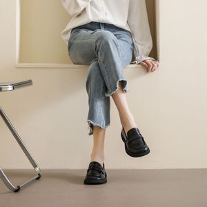 รองเท้าโลฟเฟอร์ทรงกลมสำหรับผู้หญิง หนังสีดำ ส้นกลาง รองเท้าใส่สบาย ไซส์ 35-43 ทรงกว้าง สไตล์นักเรียนสไตล์อังกฤษ - Product Image 3