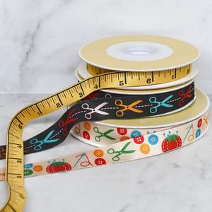 Ruban tissé par ruban fait sur commande d'usine pour le ruban imprimé <span class=keywords><strong>rouge</strong></span> de satin de cadeau de double couleur unie de vêtements - Product Image 3