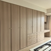 Armoire pleine hauteur personnalisable en chêne, design européen moderne, tiroirs intégrés, résistante à l'humidité, en bois naturel, pour appartement