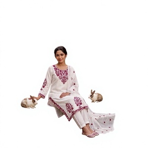 Conjunto de Salwar Kameez de Algodón Blanco de Lujo con Bordado Floral Maroon, Kurti Recto Estilo Punjabi Indio, Pantalón Elástico Talla XL - Product Image 1