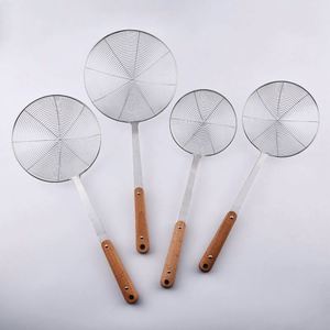 Écumoire en acier inoxydable avec manche en bois pour la cuisson et la friture - Product Image 4