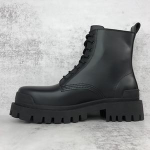 Bottines courtes en cuir véritable pour femmes de haute qualité - bottes de chevalier. Design à lacets zippés tendance avec plateforme haute. - Product Image 2
