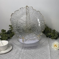 Assiettes de présentation rondes en plastique transparent de 13 pouces avec bord doré pour réception de mariage ou dîner