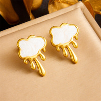 Ensemble de bijoux en acier inoxydable étanche pour femmes collier de nuage de pluie en coquille blanche de lave irrégulière clou d'oreille plaqué or Unique
