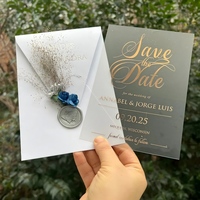 Cartes de mariage élégantes en acrylique givré avec fleurs séchées et sceau de cire, ensemble d'enveloppes en vélin pour une papeterie de mariage bohème chic