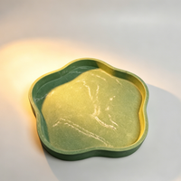 Plateau de rangement multifonctionnel en résine écologique, motif marbre vert veiné, forme fleur, bord nuage irrégulier, pour bijoux et salle de bain