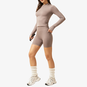 Completo Sportivo da Donna in Taupe: Top Corto a Maniche Lunghe Senza Cuciture e Pantaloncini a Vita Alta, Abbigliamento Compressivo per Yoga e Fitness - Product Image 3