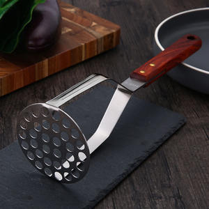 Triturador manual de patatas de acero inoxidable SYH1282 al por mayor con mango de madera, utensilio de cocina para frutas y verduras - Product Image 4