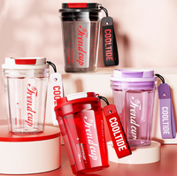 Tasse à eau portable Tritan de 400ml avec couvercle et sangle de transport Impression de logo personnalisé Tasse à café de style sportif créatif Cadeau pratique