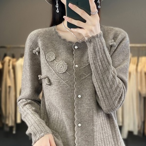 Nova Coleção Primavera 2026: Cardigã Feminino Coreano 100% Lã Pura com Gola Redonda de Renda e Bordado Floral - Suéter de Lã Tricotado - Product Image 6