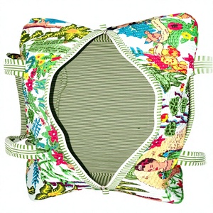 Esta bolsa de lona acolchada hecha a mano. Presenta un estampado vibrante de inspiración tropical. que transforma el día a día. Viaje desagradable. - Product Image 4
