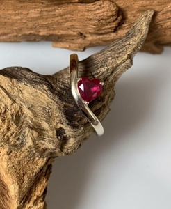 Bague minimaliste en or blanc 14 carats avec pierre précieuse naturelle / diamant de laboratoire en forme de cœur - Product Image 3