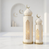 Dernières décorations de Ramadan pour la maison : lanternes à bougies en métal beige et or avec un dessus en forme de croissant de lune, design moderne fait main