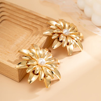 Anting-anting kancing kelopak krisan geometris mode Modern perhiasan mutiara bunga aster logam berlapis emas